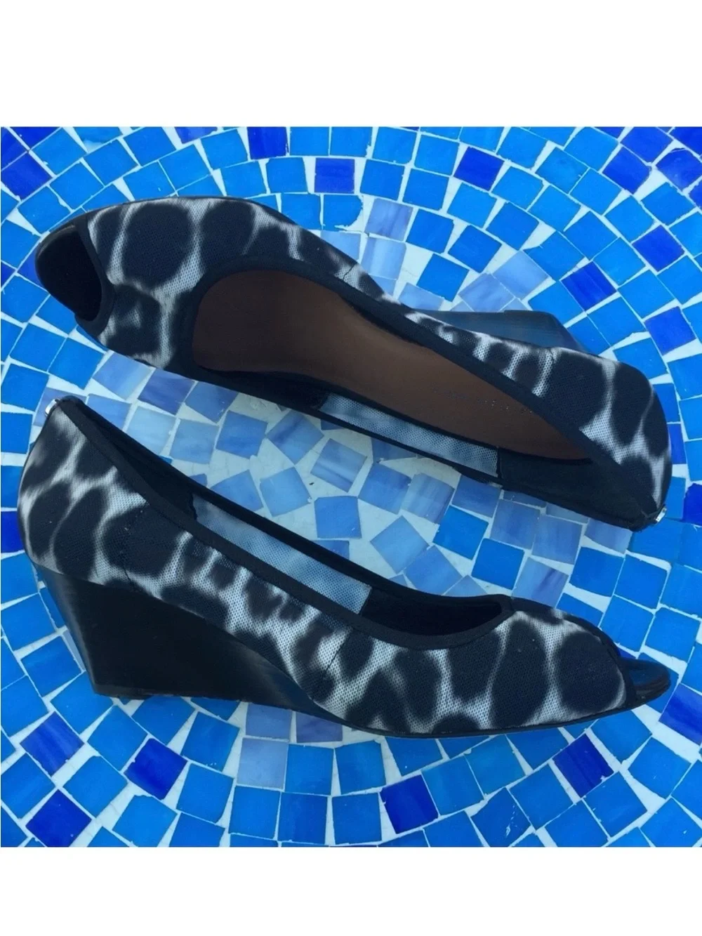 FABULOUS Donald J Pliner Molly print stretch wedge